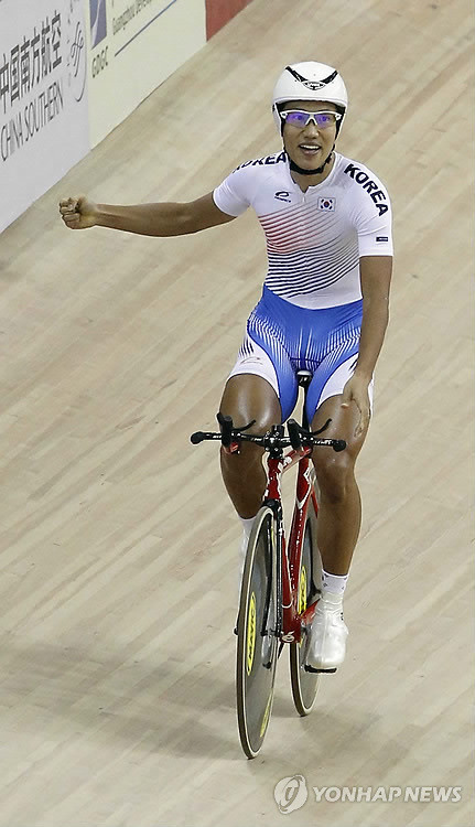 ▲ 한국 사이클의 간판스타 장선재가 14일 광저우대학타운 벨로드롬에서 열린 사이클 남자 4㎞ 개인추발 결승 1라운드를 마친뒤 기록을 확인하고 있다. 장선재는 1라운드에서 4분26초089 만에 결승선을 끊어 아시아 신기록을 달성했다.ⓒ 연합뉴스
