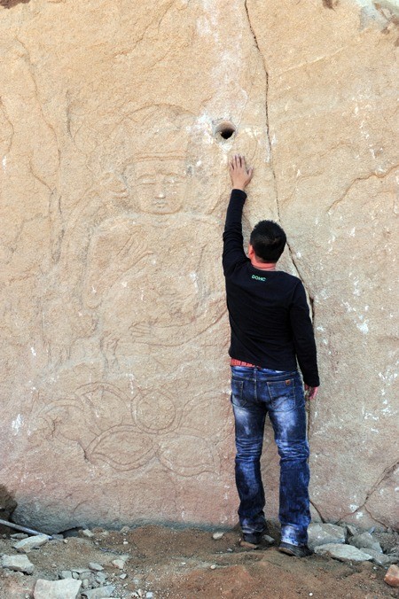 ▲ 낙단보 현장에서 발견된 고려 마애불. 위의 구멍은 불상이 발견되기전 흙속에 암반이 어느 규모인가 확인하기 위해 뚫었던 구멍이다.