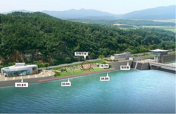 ▲ 낙단보 현장에서 발견된 고려 마애불. 위의 구멍은 불상이 발견되기전 흙속에 암반이 어느 규모인가 확인하기 위해 뚫었던 구멍이다.