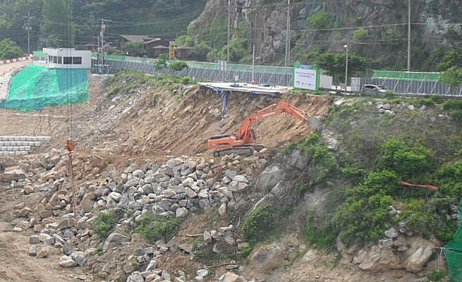 ▲ 바위들을 긁어내고 흙을 긁어내는 작업. 흙 속에 암반이 어느깊이로 존재하는지 확인하기 위해 이 무렵 드릴작업을 했다.