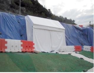 ▲ 보호막을 친 마애불 현장.