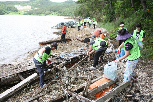 ▲ 지난 8월 마산시 구산면 수정리 용호마을에서 수중정화활동을 벌이는 경남환경연합회원들.