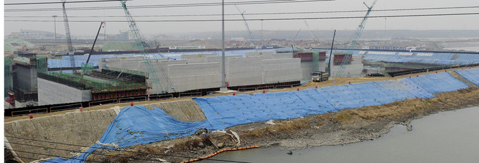 ▲ 한창공사중인 서해갑문. 배가 드나드는 시설이다.