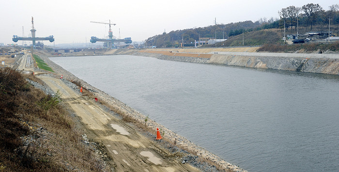 ▲ 아라뱃길 공사현장 전망대인근. 멀리 시천교 워터프론트의 핵심인 시천교 교각공사현장이 보인다.