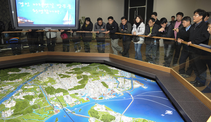 ▲ 김현식(오른쪽끝) 수자원공사 차장이 견학온 인천 공무원들에게 아라뱃길을 설명하고 있다.