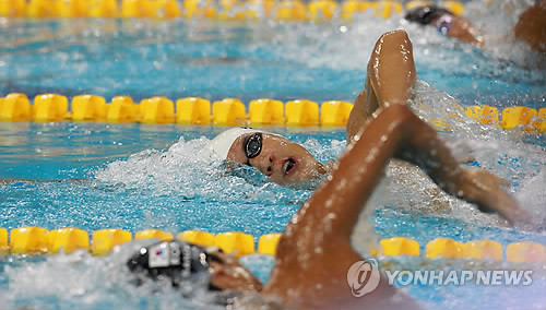 ▲ 마린보이 박태환이 16일 중국 광저우 아오티 아쿠아틱센터에서 열린 광저우 아시안게임 수영 남자 자유형 400미터 예선에 출전해 옆 선수들의 속도를 살피며 물살을 가르고 있다.ⓒ 연합뉴스