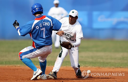 ▲ 16일 중국 광저우 아오티구장에서 열린 아시안게임 야구 예선리그 파키스탄과 경기. 5회초 1사 1루 이용규 행운의 내야 안타 때 1루주자 조동찬이 2루에서 세이프되고 있다. ⓒ 연합뉴스