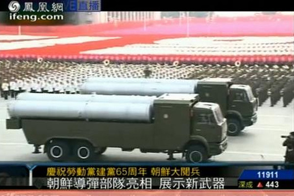 ▲ 지난 10월 20일 공군본부 국정감사 당시 송영선 의원(미래희망연대)이 공개한 북한군 퍼레이드 장면. 홍콩 봉황위성TV가 중계한 것으로 미사일은 S-300P로 추정된다.ⓒ