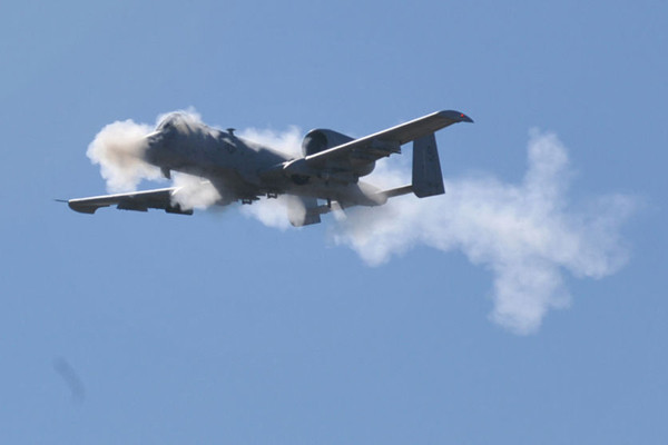 ▲ 30mm 구경 GAU-8 개틀링 기관포로 지상공격 훈련 중인 A-10C 썬더볼트 Ⅱ. 이 기관포를 맞고도 온전한 장갑차량은 없다고 한다.ⓒ