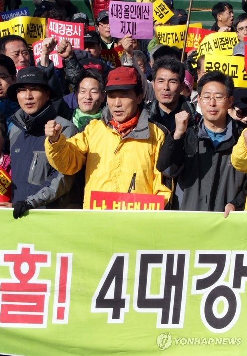 ▲ 민주당 손학규 대표가 14일 충남도 당직자들과 천안 태조산 등산에 앞서 결의대회를 갖고 4대강 사업 중단을 촉구하고 있다