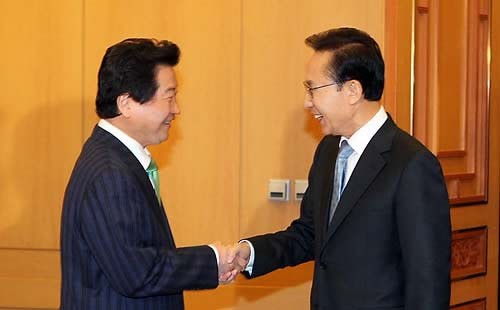 ▲ 이명박 대통령이 17일 오전 청와대에서 안상수 한나라당 대표와 월례회동을 하기 위해 만나 악수하고 있다. ⓒ연합뉴스