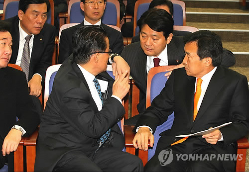 ▲ 검찰이 청목회로부터 불법 후원금을 받은 혐의로 민주당 강기정, 최규식 의원실의 관계자들을 체포해 조사하고 있는 가운데 17일 오전 국회 본청에서 열린 민주당 의원총회에서 손학규 대표와 박지원 원내대표, 서갑원 의원이 상의하고 있다