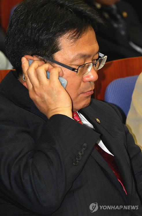 ▲ 검찰이 청목회로부터 불법 후원금을 받은 혐의로 민주당 강기정, 최규식 의원실의 관계자들을 체포해 조사하고 있는 가운데 17일 오전 국회 본청에서 열린 민주당 의원총회에서 강기정 의원이 굳은 표정으로 전화통화를 하고 있다