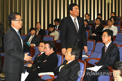 ▲ 검찰이 청목회로부터 불법 후원금을 받은 혐의로 민주당 강기정, 최규식 의원실의 관계자들을 체포해 조사하고 있는 가운데 17일 오전 국회 본청에서 열린 민주당 의원총회에서 박지원 원내대표가 공지사항을 전하고 있다