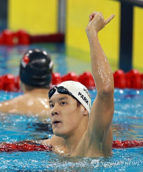 ▲ 마린보이 박태환이 17일 중국 광저우 아오티 아쿠아틱센터에서 열린 광저우 아시안게임 수영 100미터 자유형 결선에서 우승 한 후 환호하고 있다.  ⓒ 연합뉴스