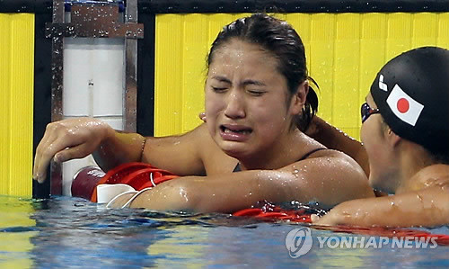 ▲ 정다래도 금메달이다. 17일 광저우시 아오티 아쿠아틱센터에서 정다래가 아시안게임 평영 200m 우승 후 눈물을 보이고 있다.  ⓒ 연합뉴스