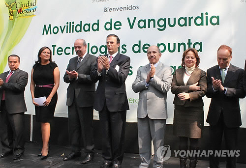 ▲ 멕시코시티 정부는 16일(현지시각) 도심 차풀테펙 공원에서 현대상용차 현지 판매업체인 '비테세 모터스'와 CNG버스 인수식을 갖고, '에코 버스' 30대를 전달받았다. 인수식에서 마르셀로 에브라르드 시장 등 관계자들이 박수치고 있다.ⓒ연합뉴스