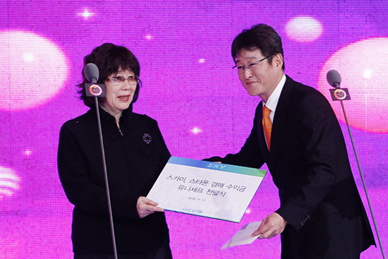 ▲ 스카이(www.isky.co.kr, 대표이사 부회장 박병엽)는 17일 서울 CJ E&M센터에서 열린 '2010 올’리브- 온스타일 스타일 아이콘 어워즈’에서 유니세프 한국위원회 박동은 사무총장(사진 왼쪽)과 스카이 국내마케팅실장 이용준 상무(사진 오른쪽)가 참석한 가운데 스카이 스타폰 경매 수익금 전달식을 가졌다. 이날 전달된 수익금은 ‘유니세프 미래의 꿈 키우기’캠페인에 전액 사용될 예정이다. ⓒ 뉴데일리