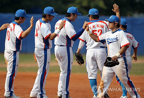 ▲ 18일 중국 광저우 아오티구장에서 벌어진 아시안게임 야구 중국과의 준결승전에서 7-1로 승리해 결승에 진출한 한국 대표팀이 자축하고 있다. 오른쪽이 추신수.ⓒ 연합뉴스