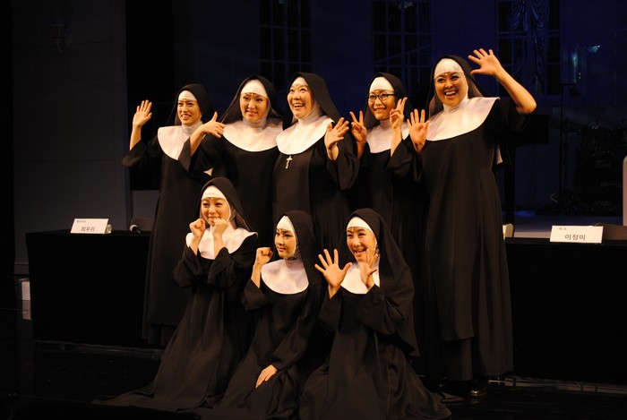 ▲ 뮤지컬 넌센세이션 프레스콜에서 배우들이 화이팅을 외치고 있다.ⓒ뉴데일리