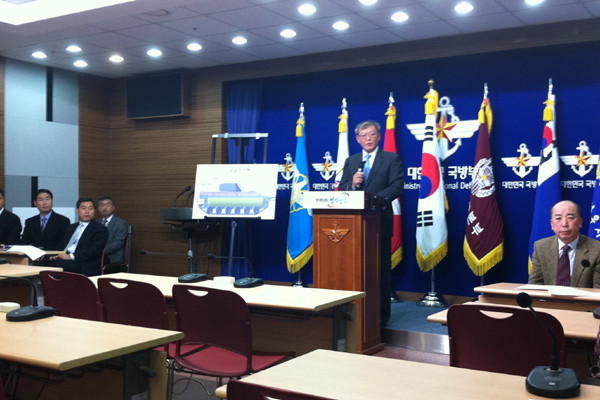 ▲ 19일 국방부 관계자들이 K-21 장갑차 침수사고에 대해 브리핑을 하고 있다.ⓒ