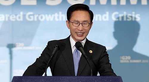 ▲ 이명박 대통령이 12일 오후 서울 강남구 삼성동 코엑스 오디토리움에서 열린 내.외신 기자회견에서 활짝 웃고 있다. ⓒ연합뉴스