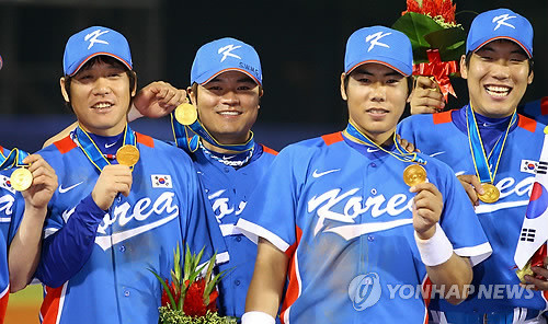 ▲ 19일 중국 광저우 아오티 구장에서 열릴 2010 광저우 아시안게임 야구 결승 한국과 대만의 경기의 승리의 주역들이 금메달을 목에 걸고 환호하고 있다. (왼쪽부터) 조동찬,추신수,강정호,김현수. 이들은 이날 호타준족을 뽐내며 대만을 완패시켰다.  ⓒ 연합뉴스