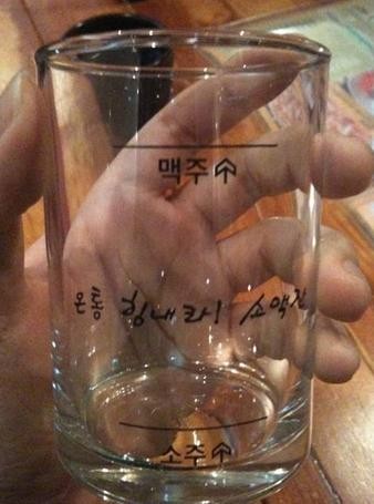 ▲ 소주와 맥주의 황금비율을 알려주는 소맥잔이 등장했다.ⓒ온라인 커뮤니티 및 트위터