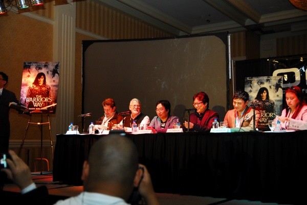 ▲ 해외 취재진의 질문에 답하고 있는 이승무 감독(좌측에서 네 번째).