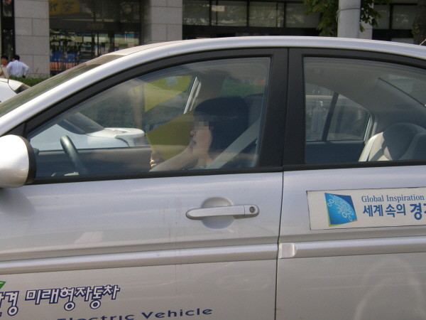 ▲ 경기도 관용차량을 운전 중인 한 공무원이 휴대전화로 통화를 하고 있는 모습.ⓒ뉴데일리