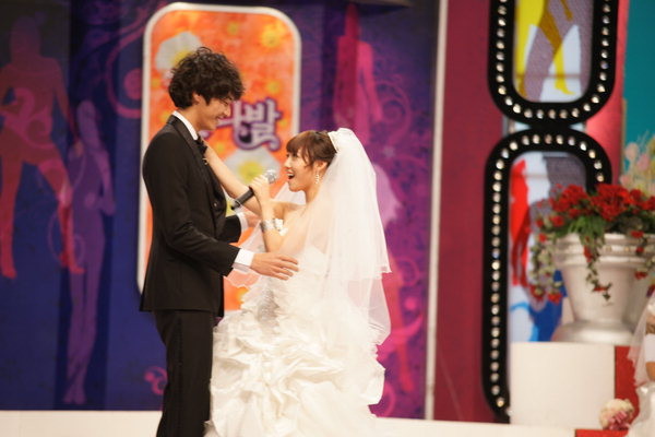 ▲ 걸그룹 미쓰에이 멤버 민이 톱모델 김영광에게 프러포즈하고 있다. ⓒ MBC