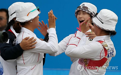 ▲ 21일 광저우 아오티 양궁경기장에서 열린 양궁 여자 준결승 한국-인도 경기에서 주현정(현대모비스)과 기보배(광주광역시청), 윤옥희(예천군청)가 결승진출을 확정짓고 나서 하이파이브하고 있다. ⓒ 연합뉴스