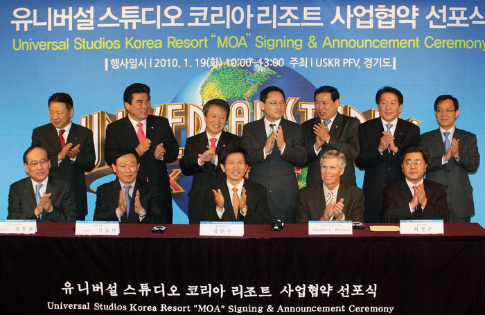 ▲ 올 1월 서울 롯데호텔에서 열린 ‘유니버설스튜디오 코리아리조트 사업협약 선포식’에서 김문수 경기도지사, 토마스 윌리암스 미국 유니버설스튜디오사 회장, 유인촌 문화관광부 장관 등 참석자들이 협약서에 서명한 후 박수를 치고 있다.ⓒ뉴데일리