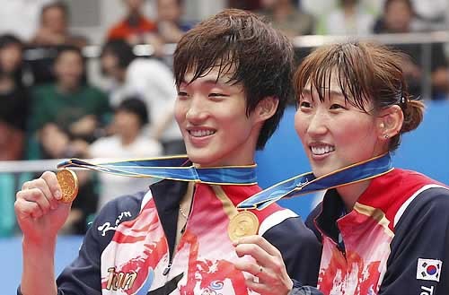 ▲ 21일 오후 광저우 톈허체육관에서 열린 아시안게임 배드민턴 혼합복식에서 신백철-이효정 선수가 금메달을 차지했다. ⓒ 연합뉴스