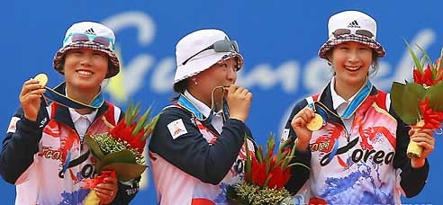 ▲ 21일 중국 광저우 아오티 양궁장에서 열린 2010 광저우 아시안게임 여자 양궁 단체전에서 주현정,윤옥희,기보배 선수(좌측부터)가 금메달을 땄다. ⓒ 연합뉴스