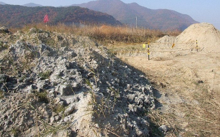 ▲ 문화재발굴을 위해 파낸 매립토. 건축폐기물이 아니라 조개껍데기가 가득한 뻘흙이었다.