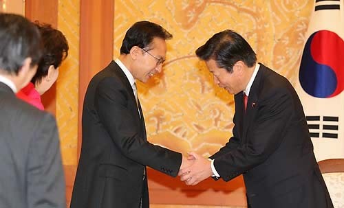 ▲ 이명박 대통령이 22일 오후 청와대에서 일본 공명당 야마구치 나쓰오(山口那津男) 대표를 접견, 악수를 하고 있다. ⓒ연합뉴스
