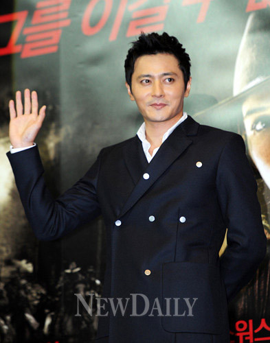▲ ▲영화 '워리어스 웨이' 기자 간담회에 참석한 장동건이 손을 흔들며 포즈를 취하고 있다.ⓒ박지현 기자