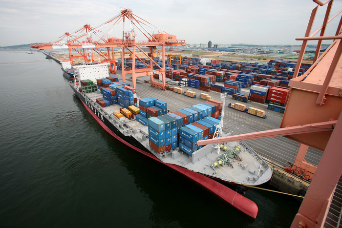 ▲ 도는 황해경제자유구역과 평택항 개발에 속도를 높인다. 항만으로서 평택항의 경쟁력을 확보하기 위해 2014년까지 사업비 7천279억원을 들여 선석 52개를 확충할 계획이다. ⓒ뉴데일리