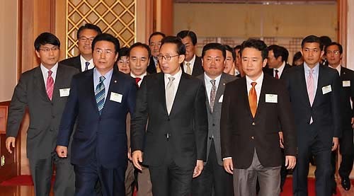 ▲ 이명박 대통령이 22일 저녁 국회 외교통상통일위원회 소속 의원들을 청와대로 초청해 만찬을 함께 하기 위해 만찬장으로 이동하고 있다. ⓒ연합뉴스