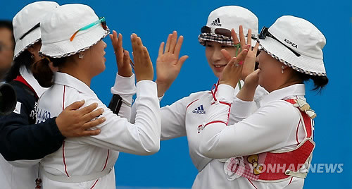 ▲ 21일 중국 광저우 아오티 양궁장에서 열린 2010 광저우 아시안게임 여자 양궁 단체전에서 우승해 금메달을 딴 주현정,윤옥희,기보배가 연장에 연장을 거듭한 승부를 마친 뒤 서로 얼싸안고 기뻐하고 있다. ⓒ 연합뉴스