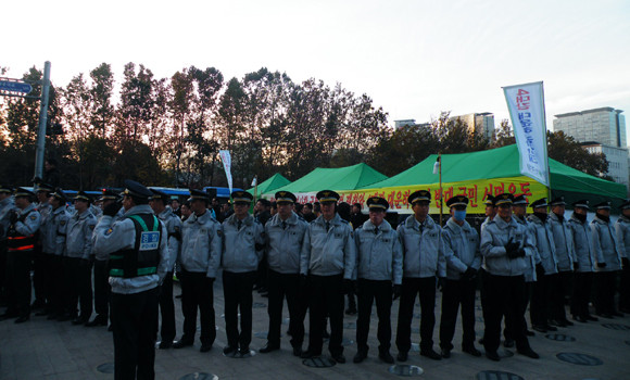 ▲ 북한이 연평도 및 연평도 해안을 향해 수백여발의 포탄을 발사해 정치권이 대책마련에 혼란을 빚는 가운데 민주당은 서울광장에서 국정조사 촉구 서명 운동을 계속해 시민단체들의 비난이 거세지고 있다. ⓒ 뉴데일리