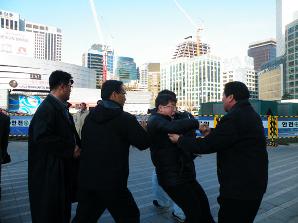 ▲ 민주당 농성현장을 지키던 관계자들이 시민단체 회원과 신경전을 벌이고 있다. ⓒ 뉴데일리