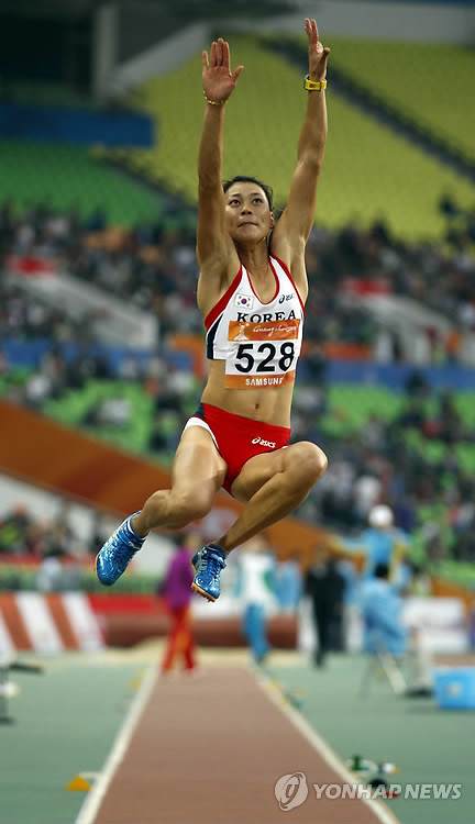 ▲ 여자 멀리뛰기 정순옥(안동시청)이 한국 육상에 첫 금메달을 안겼다. ⓒ연합뉴스
