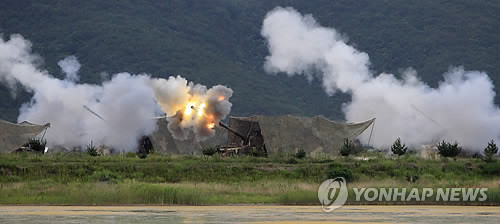 ▲ 북한이 23일 오후 2시34분께 연평도 부근에 다량의 해안포를 발사함에 따라 우리 군도 북한 해안포 기지 인근으로 K-9 자주포로 수십 발 대응 사격을 실시했다. 사진은 지난 8월 실시된 서해 해상기동훈련에서 포탄 발사 훈련을 하고 있는 우리 군의 K-9 자주포.  ⓒ 연합뉴스