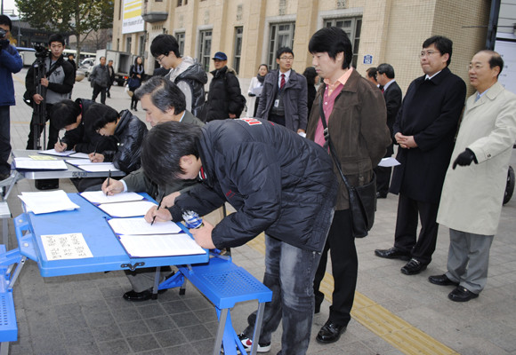 ▲ 단체는 기자회견을 마치고 청계광장 앞에서 북한규탄 국민서명 운동을 벌이고 있다. ⓒ 뉴데일리