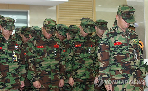 ▲ 24일 오전 연평도 전투에서 전사한 해병대 서정우 하사와 문광욱 일병의 합동 분향소가 설치된 경기도 성남 국군수도병원를 찾은 해병대 사령부 동료 장병들이 묵념하며 고인들의 넋을 위로하고 있다.ⓒ연합뉴스