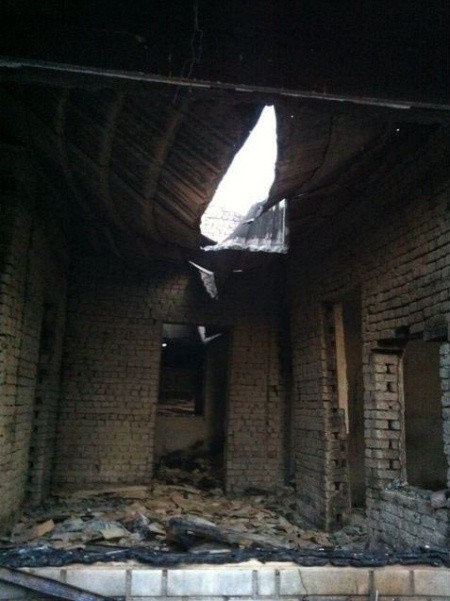 ▲ 북한 군의 포격을 받아 천장 가운데가 뻥 뚫린 '연평마트'의 모습.  ⓒ 송영길 트위터