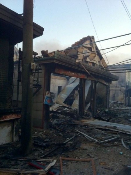 ▲ 북한 군으로부터 피격 당한 '연평마트'의 모습.  ⓒ 송영길 트위터