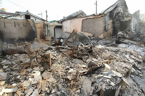 ▲ 23일 북한의 연평도 포격으로 휴지조각이 된 민가. ⓒ 연합뉴스